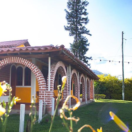 Hotel Campestre Alto Lindo En Guatapé Kültér fotó