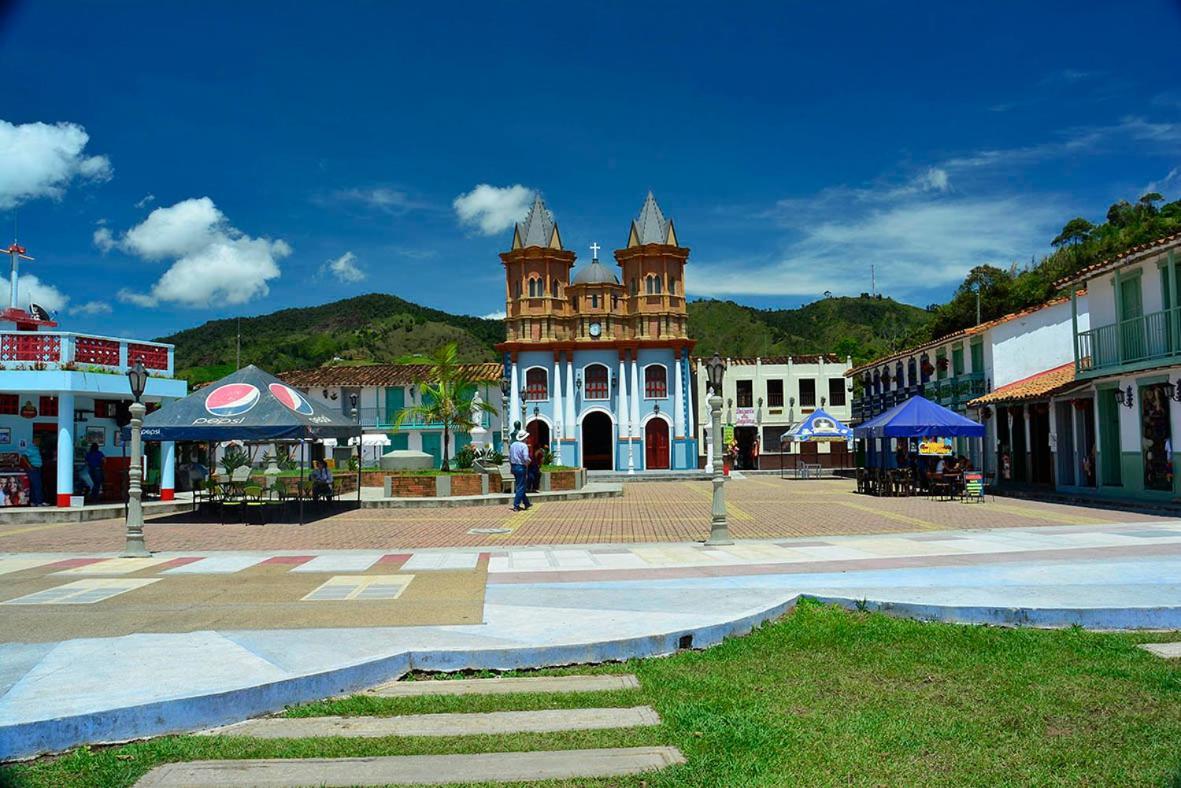 Hotel Campestre Alto Lindo En Guatapé Kültér fotó