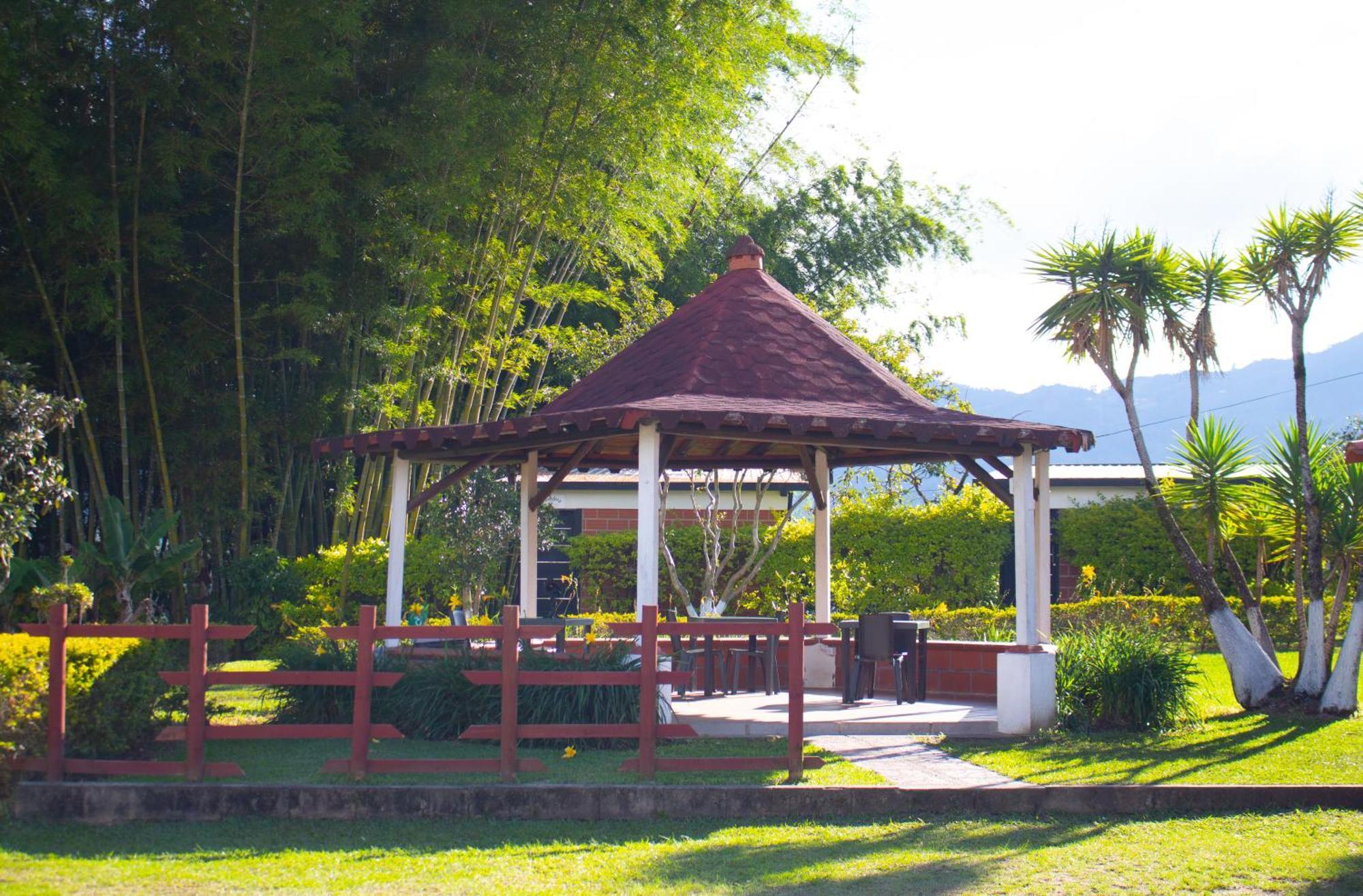 Hotel Campestre Alto Lindo En Guatapé Kültér fotó